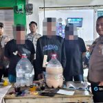 Foto : Barang bukti miras jenis toak dalam galon yang berhasil diamankan Polsek Tikung