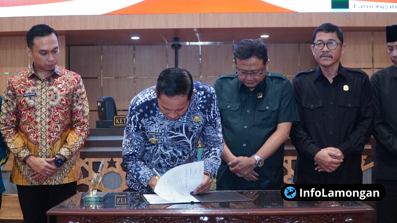 Foto : Bupati Lamongan Yuhronur Efendi (Pak Yes) menandatangani dokumen