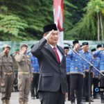 Foto : Bupati Lamongan Yuhronur Efendi memimpin upacara Hari Pahlawan 2025 di Alun-Alun Lamongan sebagai inspektur upacara