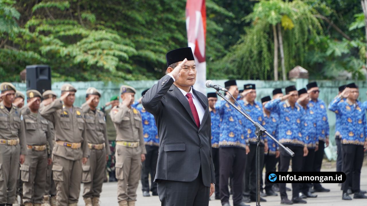 Foto : Bupati Lamongan Yuhronur Efendi memimpin upacara Hari Pahlawan 2025 di Alun-Alun Lamongan sebagai inspektur upacara