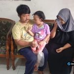 Foto : Naila dengan kantong urine yang ia gunakan