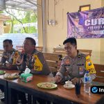 Foto : KBO Satlantas Polres Lamongan Iptu Hadi Siswanto sedang memberikan penjelasan hukum tentang sabuk pengaman kepada masyarakat di Hutan Kota Caffe.