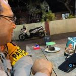 Foto : Kapolsek Tikung AKP Anang Purwo Widodo memandu siaran langsung Kamtibmas Digital di media sosial
