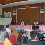 Foto : Kepala Desa Kebalankulon Andik Sudarno menyampaikan sambutan dalam acara simulasi ujian perangkat desa di Balai Desa.