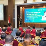 Foto : Ketua TPPS Lamongan Dirham Akbar Aksara memimpin rapat evaluasi penurunan stunting di Aula Gadjah Mada