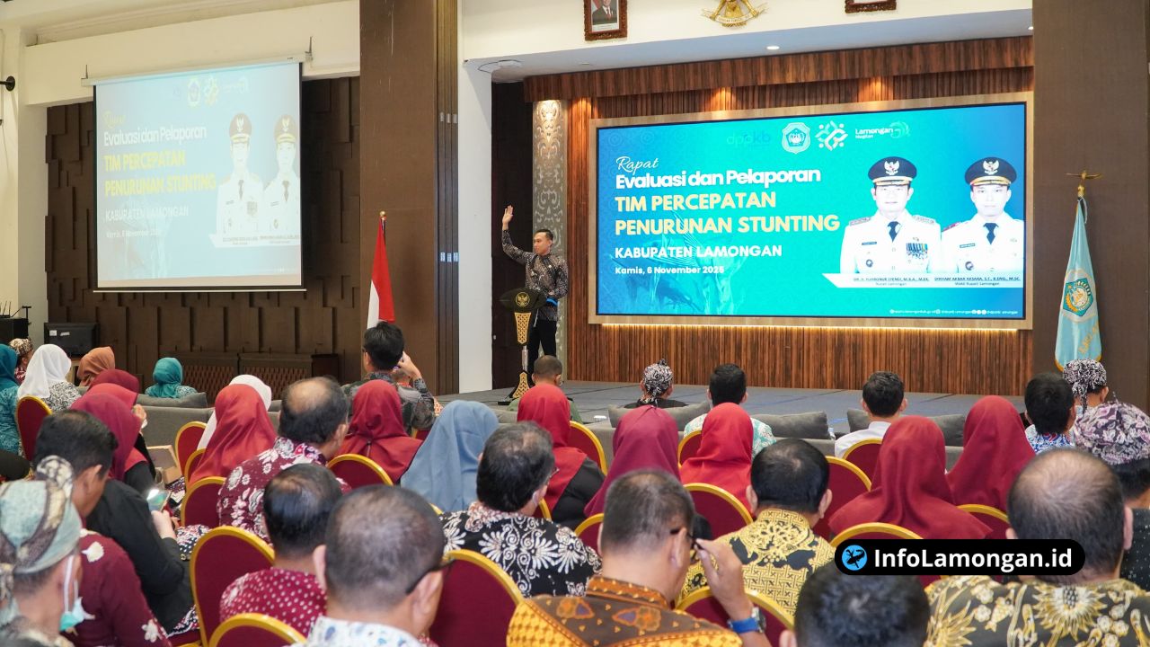 Foto : Ketua TPPS Lamongan Dirham Akbar Aksara memimpin rapat evaluasi penurunan stunting di Aula Gadjah Mada