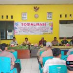 Foto : Peltu Sutomo dari Koramil Modo sedang menyampaikan materi sosialisasi HET pupuk di depan para petani.