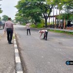 Foto : Polsek Babat Tandai Jalan Berlubang di Jalur Babat-Lamongan, Langkah Antisipasi Kecelakaan