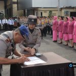 Proses penandatanganan dokumen serah terima jabatan di Polres Lamongan Foto : Proses penandatanganan dokumen serah terima jabatan di Polres Lamongan