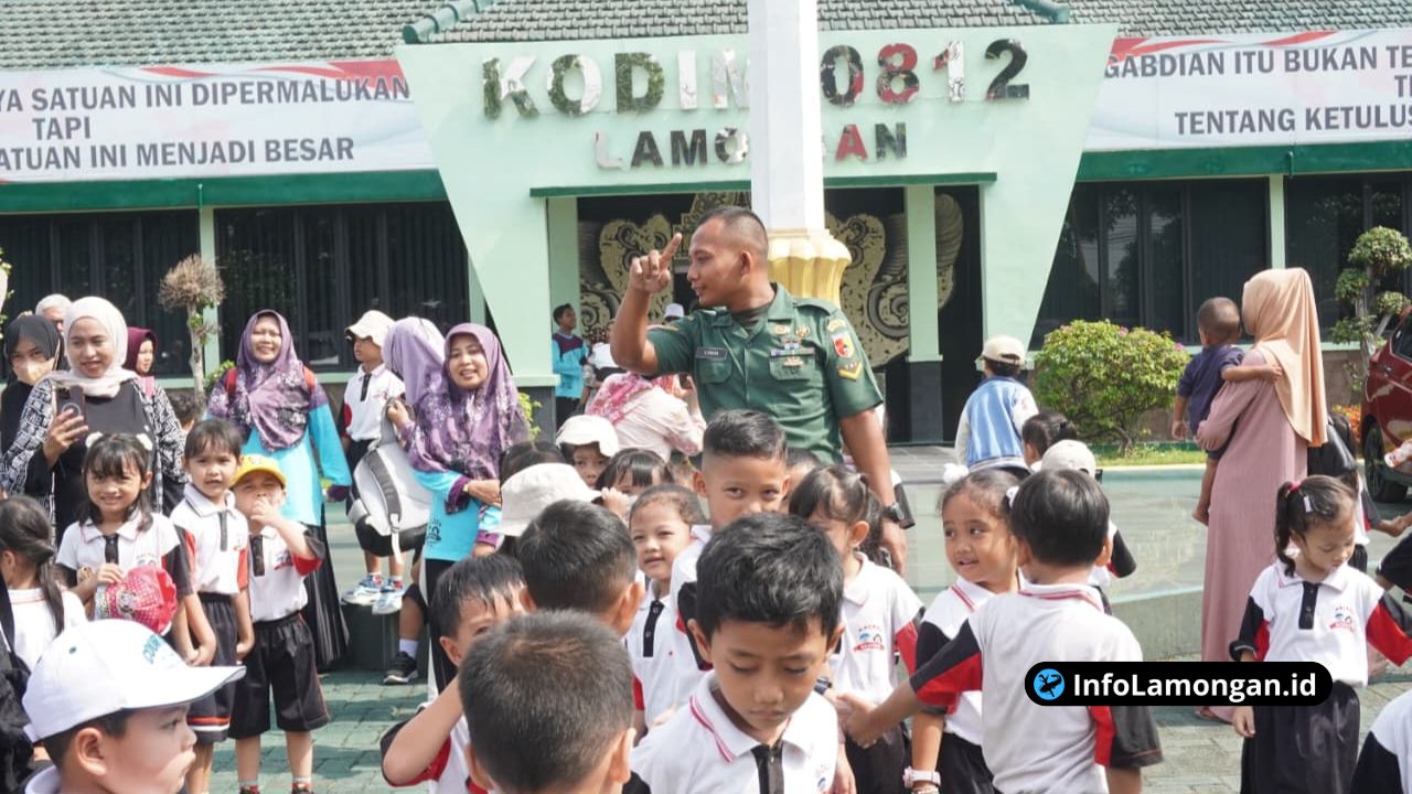 Foto : Rombongan siswa PAUD TK GOLDEN SCHOOL berfoto bersama di halaman Makodim 0812Lamongan