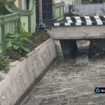 Foto : Tampak got perkampungan di Desa Bulutengger yang tercemar limbah cair berwarna gelap dan berbau busuk