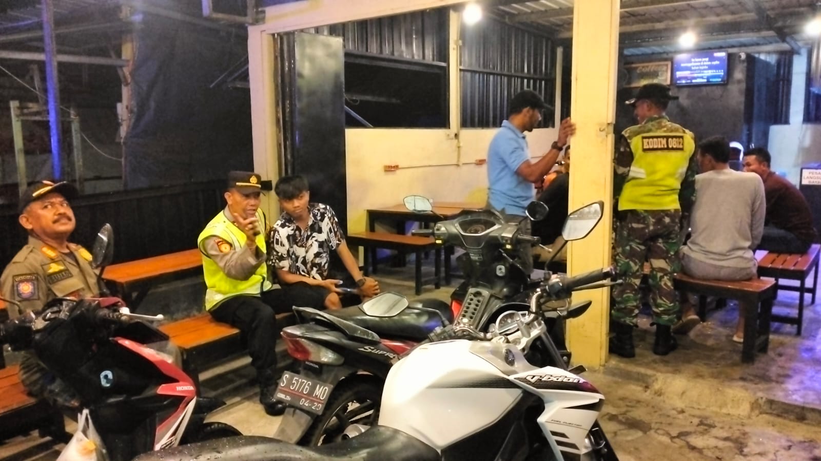 Foto : nteraksi personel gabungan dengan warga masyarakat selama patroli berlangsung