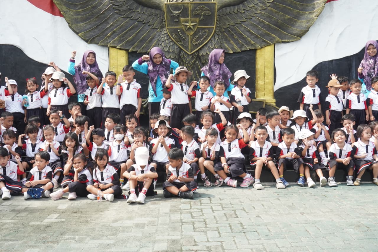Foto : Rombongan siswa PAUD TK GOLDEN SCHOOL berfoto bersama di halaman Makodim 0812/Lamongan
