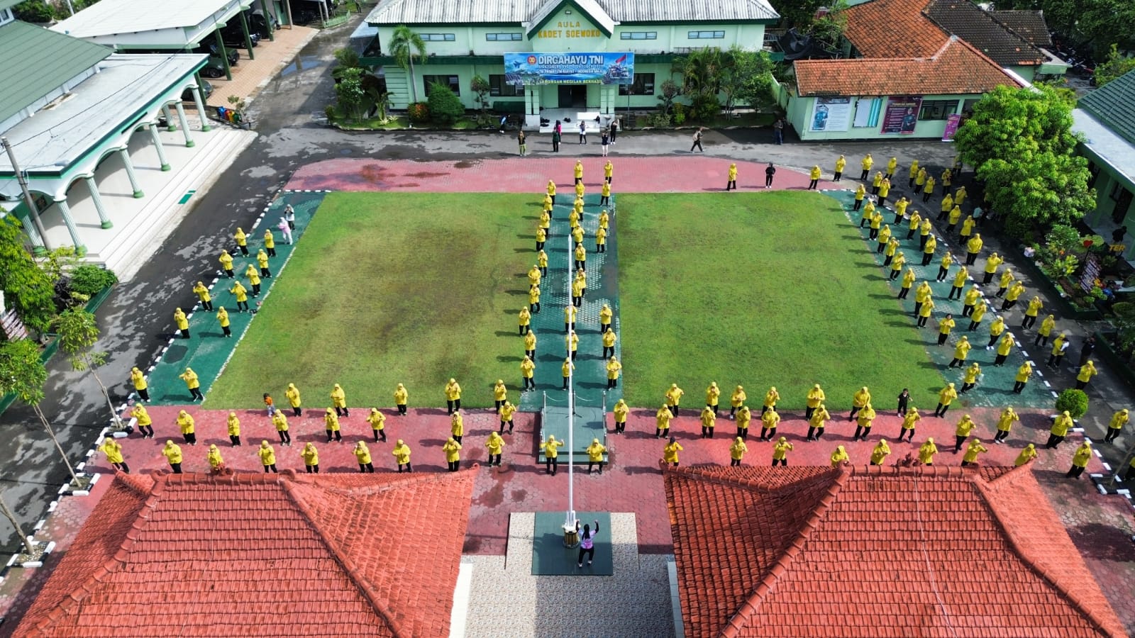 Foto : Tampak dari atas Seluruh anggota Persit berseragam olahraga melakukan senam bersama dengan semangat