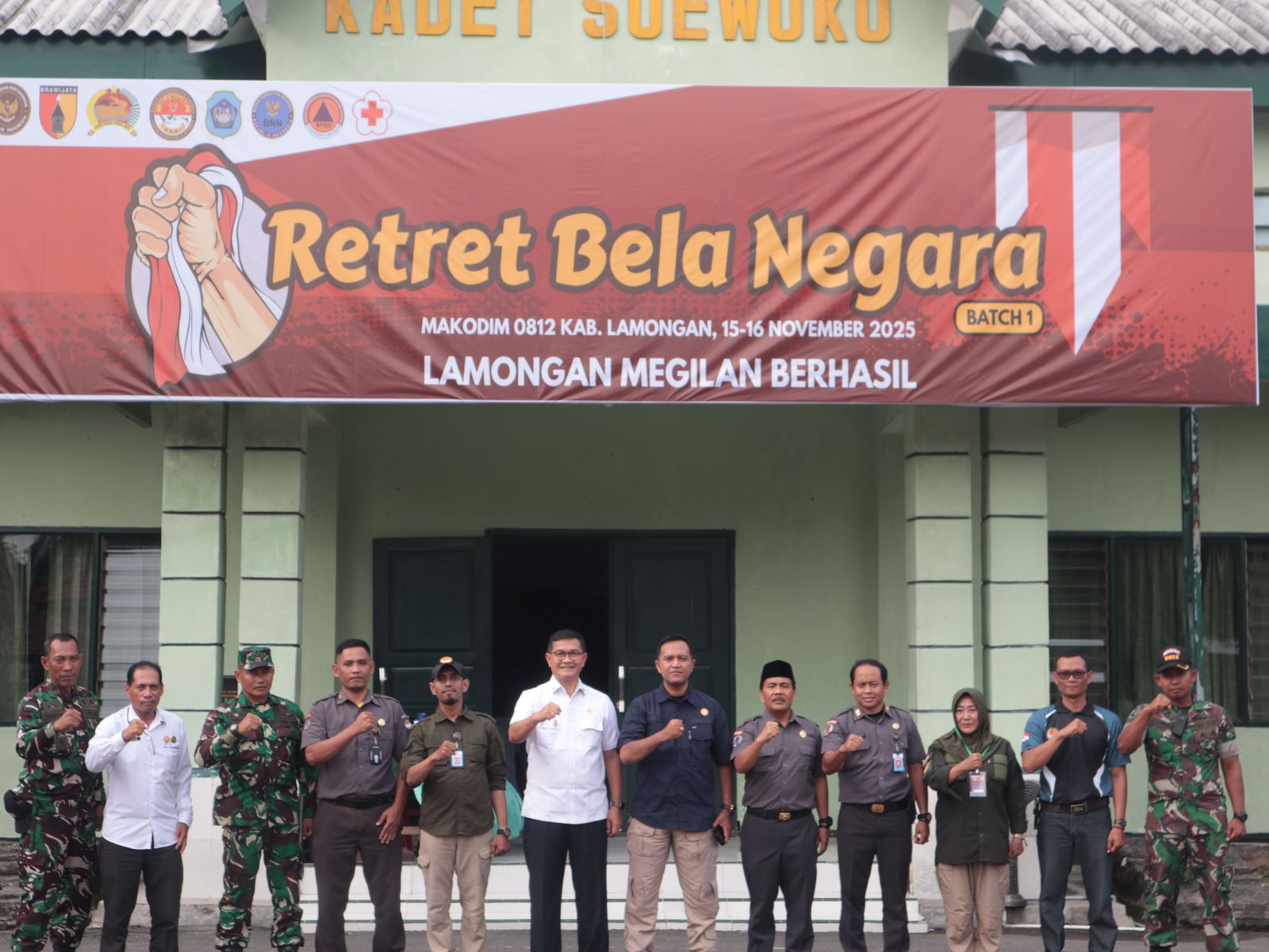 Foto : Dokumentasi sesi foto bersama Angga Rahadian Tirtawijaya dengan tamu undangan retret