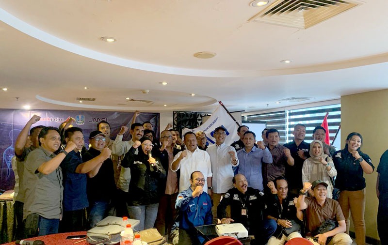 Foto : Syaiful Anam dan para angggota JMSI Jatim.