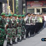 Foto : Barisan ratusan personel TNI (hijau), Polri (biru), Satpol PP, dan Dishub dalam apel gabungan di halaman Polres Lamongan.
