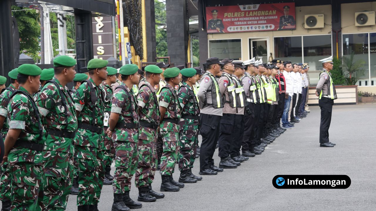 Foto : Barisan ratusan personel TNI (hijau), Polri (biru), Satpol PP, dan Dishub dalam apel gabungan di halaman Polres Lamongan.
