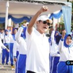 Foto : Bupati Lamongan Yuhronur Efendi berdiri di depan ratusan peserta senam Ling Tien Kung bersama para lansia di Alun-Alun Lamongan, dengan spanduk besar Hari Lansia Nasional.