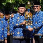 Foto : Bupati Lamongan Yuhronur Efendi memimpin apel KORPRI peringatan Hari Anti Korupsi Sedunia 2025 di halaman Gedung Pemkab Lamongan.