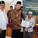 Foto : Bupati Lamongan Yuhronur Efendi menyerahkan amplop bantuan uang tunai secara simbolis kepada perwakilan mustahik di Pendopo Desa Glagah.