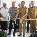 Foto : Bupati Yuhronur Efendi dan Kapolres Agus Dwi Suryanti bersama-sama menggunting pita di depan pintu masuk Gedung Tatag Trawang Tungga atau Rupatama.