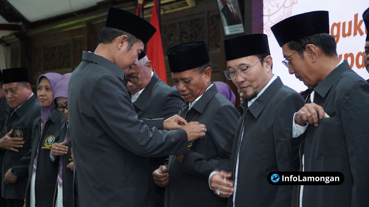 Foto : Bupati Yuhronur Efendi menyerahkan surat keputusan atau mengenakan selendang kepada Ketua Umum LPTQ Lamongan yang baru, Nalikan, di Pendopo Lokatantra.