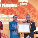 Foto : Diaz Nawaksara mengenakan Busana Khas Lamongan lengkap sedang menerima plakat Anugerah Kebudayaan Indonesia 2025 di panggung Ciputra Artpreneur, Jakarta.