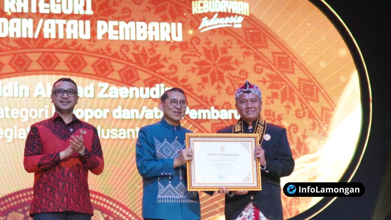 Foto : Diaz Nawaksara mengenakan Busana Khas Lamongan lengkap sedang menerima plakat Anugerah Kebudayaan Indonesia 2025 di panggung Ciputra Artpreneur, Jakarta.