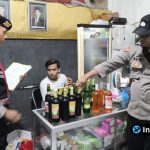 Foto : Jelang Natal dan Tahun Baru, Polres Lamongan Amankan Puluhan Botol Miras Ilegal