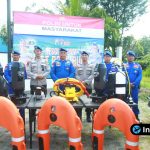 Foto : barisan personel Polairud berjaga di depan perahu RIB, perahu karet, dan jet ski yang terparkir rapi di halaman Mako Sat Polairud Brondong, Lamongan.