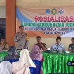 Foto : bersama Danramil, Camat, Kapolsek, Kades, dan seluruh peserta sosialisasi bahaya narkoba dan judi online di sebuah balai desa di Turi.