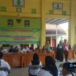 Foto : para peserta ujian setelah ujian di dalam Balai Desa Trosono