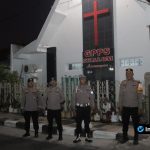Foto : personel Polres Lamongan berjaga rapi di depan pintu masuk Gereja GPPS Shalom
