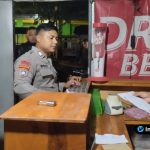 Foto : petugas Polsek Sukodadi bersama perangkat desa sedang menyerahkan surat himbauan resmi kepada pemilik sebuah warung makan.