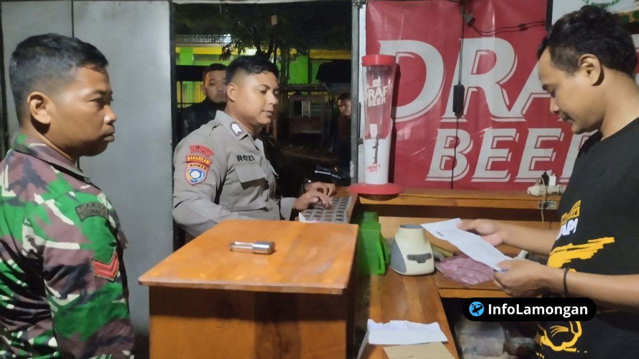 Foto : petugas Polsek Sukodadi bersama perangkat desa sedang menyerahkan surat himbauan resmi kepada pemilik sebuah warung makan.