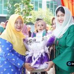 Foto salah satu perempuan penerima penghargaan sedang aktif di kebun gizi atau memberikan pelatihan bercocok tanam. Foto : salah satu perempuan penerima penghargaan sedang aktif di kebun gizi atau memberikan pelatihan bercocok tanam.