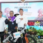 Foto : Menteri Wihaji dan Bupati Pak Yes sedang menyerahkan sepeda.