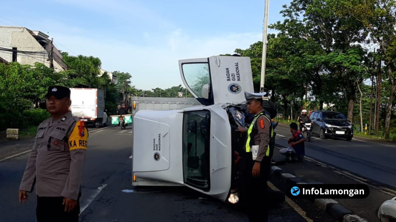 Foto : Mobil bak tertutup bertuliskan BGN terbalik di Jalan Raya Babat-Lamongan