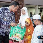 Foto : Pemberian hadia ke pada pemenang lomba oleh bupati lamongan