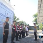 Foto : Personel Polres Lamongan berbaris rapi saat apel pengamanan dipimpin Kapolsek Lamongan Kota di halaman Gereja GPPS Shalom Lamongan.