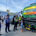 Foto : Personel Satlantas Polres Lamongan (Ipda Muji Agung) sedang memberikan penjelasan kepada para sopir truk yang berkumpul di depan Terminal Lamongan.