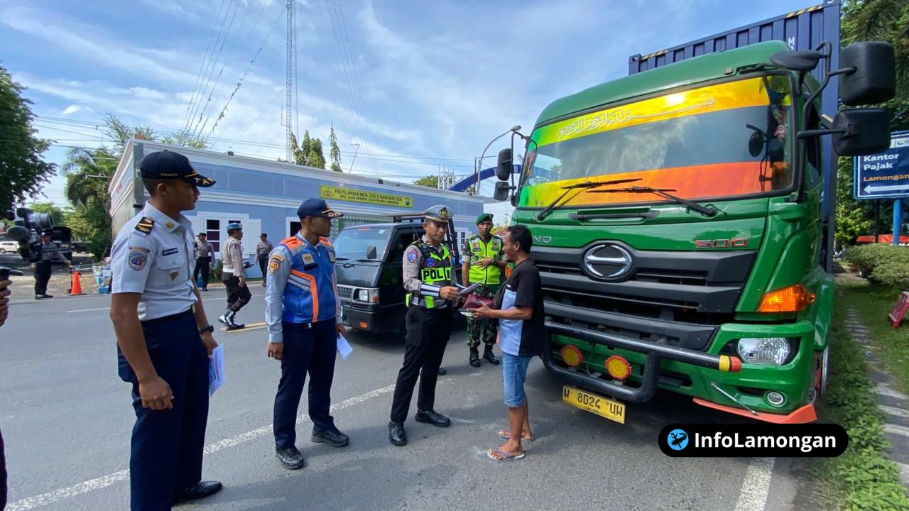 Foto : Personel Satlantas Polres Lamongan (Ipda Muji Agung) sedang memberikan penjelasan kepada para sopir truk yang berkumpul di depan Terminal Lamongan.