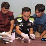 Foto : Petugas Polres Lamongan dari Sie Dokkes sedang melakukan tes urine terhadap pengunjung di dalam sebuah kafe yang temaram