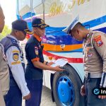 Foto : Petugas Satlantas Polres Lamongan dan Polda Jatim memeriksa kondisi rem pada sebuah bus di dalam garasi pool.