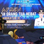 Suasana interaktif para peserta orang tua sedang mengikuti salah satu dari 13 pertemuan SOTH, dengan fasilitator sedang menjelaskan. Foto : Suasana interaktif para peserta orang tua sedang mengikuti salah satu dari 13 pertemuan SOTH, dengan fasilitator sedang menjelaskan.