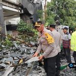 Foto : Tampak tembok sisi selatan Gedung Pemerintah Daerah Kabupaten Lamongan yang roboh beserta kendaraan roda tiga (tossa) yang tertimpa reruntuhan.