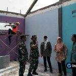 Foto : Tim Wasev TNI AD dipimpin Mayor Czi Edy Suparmanto memantau progres revitalisasi di SMK Muhammadiyah 3 Ngimbang.
