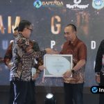 Foto : Wamendagri Bima Arya Sugiarto menyampaikan sambutan di podium dalam acara Lamongan Award 2025 di Pendopo Lokatantra.