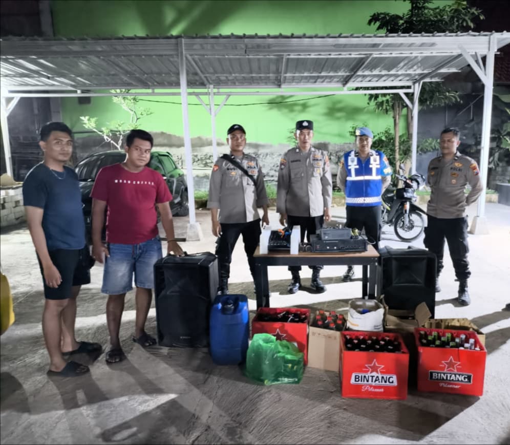 Foto : Barang bukti hasil razia berupa puluhan botol arak, anggur, dan bir yang ditata rapi di Polsek Sukodadi sebelum dikirim ke Polres.